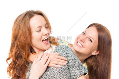两个快乐的女朋友拥抱在白色背景高清图片下载-正版图片303315854-摄图网