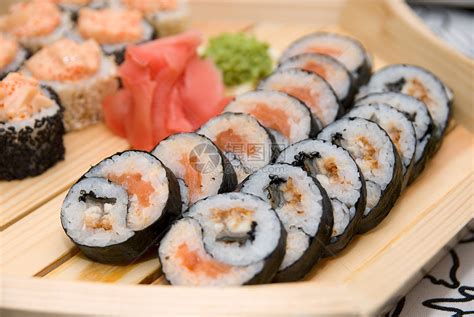 木板上的寿司竹子厨房午餐美食营养螃蟹食物美味饮食烹饪高清图片下载-正版图片321158173-摄图网