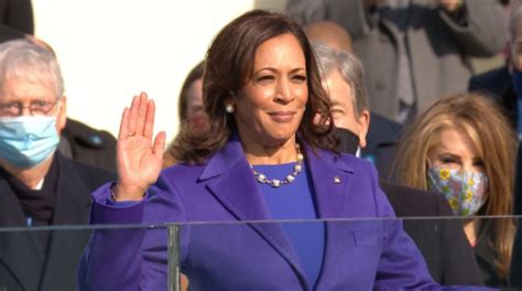 哈里斯正式宣誓就职美国副总统 成美国史上公职职位最高女性_国际新闻_海峡网