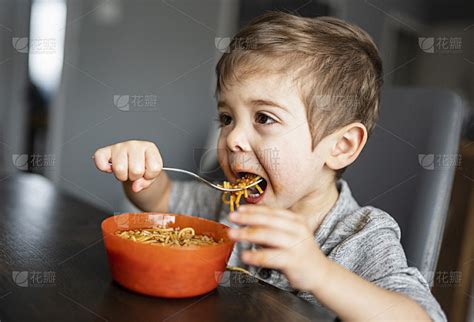 小孩子吃着面条高清图片下载-正版图片600289286-摄图网