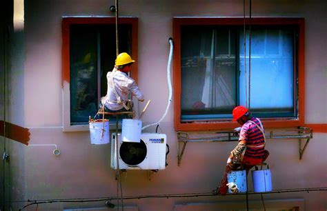 工人在绳索吊引下刷墙高清图片下载_红动中国