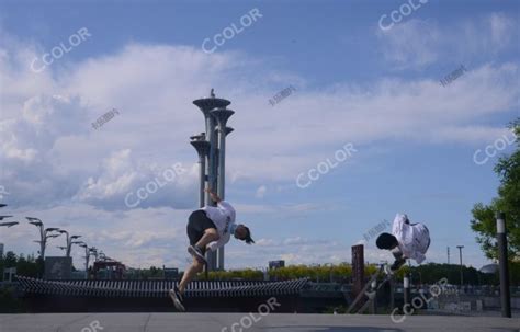 场景类：疫情中复苏的北京，跑酷爱好者在奥林匹克塔前跳跃-卡乐图片
