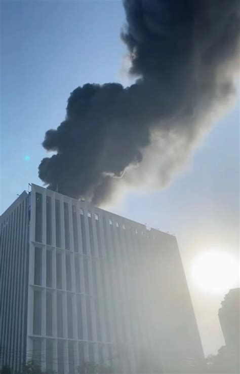 北京望京一新建大楼着火，现场冒起滚滚浓烟，火已被扑灭