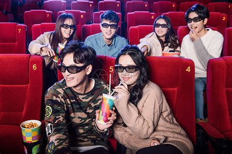 年轻情侣在影院看3D电影高清图片下载-正版图片501411549-摄图网