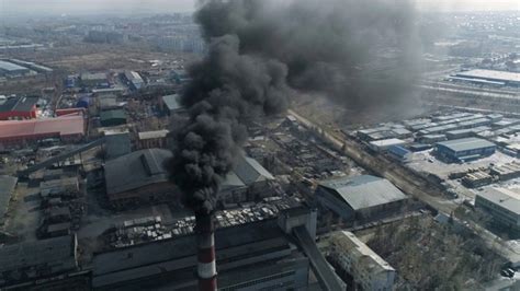 工厂烟囱冒出黑烟污染环境视频素材_ID:VCG42N1224589999-VCG.COM
