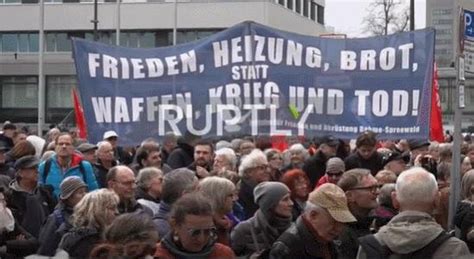 数千名德国民众参加反战游行，抗议政府军援乌克兰、呼吁用谈判解决俄乌冲突