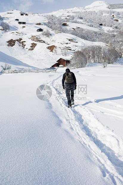 女人在雪地里滑雪高清图片下载-正版图片501516632-摄图网