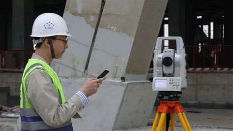 妇女测量在建筑工地测量水平测量员确保在进行大型建筑项目之前高清图片下载-正版图片502627608-摄图网