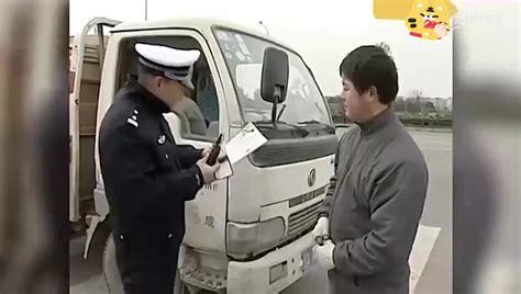 男司机看黄色小说被谭警官活捉-直播吧zhibo8.cc