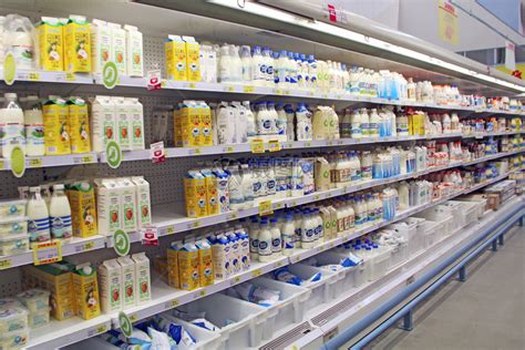 消费主义商店货架上的牛奶酸等乳制品商店选择广泛超市乳品部制选择范围广超市乳制品宽的高清图片下载-正版图片307864028-摄图网