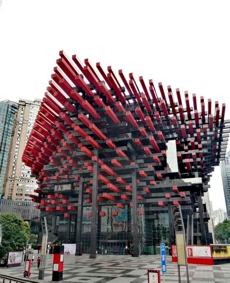 重庆最知名的网红建筑之一，位于CBD，每天很多游客来打卡