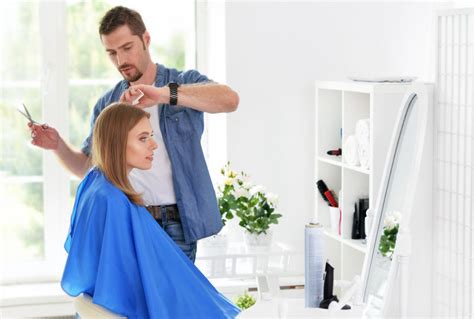 理发图片-给顾客理发的理发师素材-高清图片-摄影照片-寻图免费打包下载