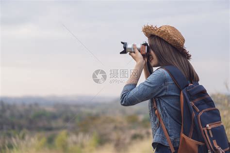 旅游女客用摄像头拍照片高清图片下载-正版图片307069320-摄图网