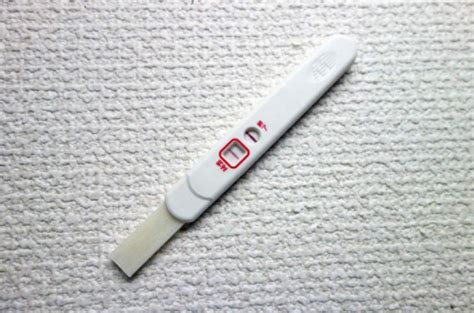 女性手中的阳性怀孕测试棒mov格式视频下载_正版视频编号3543430-摄图网