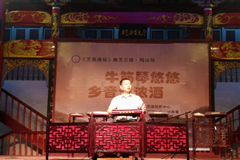 演出吸引了不少村民前来观看，王晗华带来经典剧目《十八相送》《沉香问路》等，琴鼓交错、声情并茂，演绎出一段段动听的鼓词。