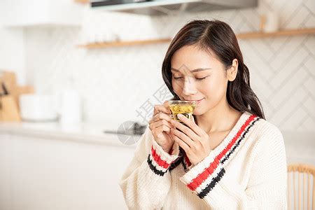 冬季青年女性居家喝养生茶高清图片下载-正版图片501538929-摄图网
