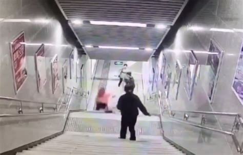 好疼！女子玩手机踩空，滚下地铁站楼梯(含视频)_手机新浪网