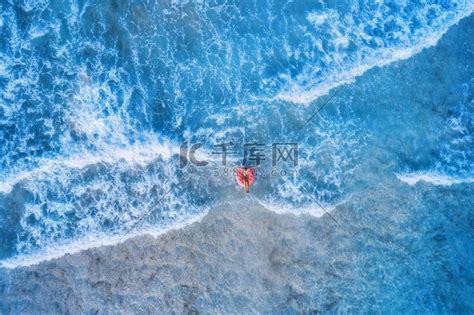 43岁女子海边打卡拍照，被急浪卷入海中不幸身亡|身亡_新浪新闻
