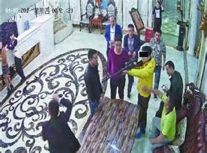 贵州数名男子KTV与人起冲突 持枪进夜场威胁员工-尚一网-新闻