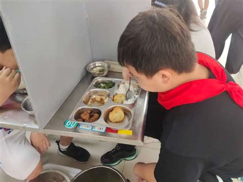 娃们在学校吃“大王餐”！郑州市内九区实现全覆盖，已有34万学生享受午餐供餐服务-大河网