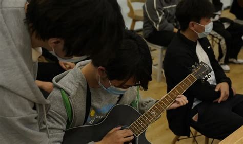 吉他社开展“同听吉他旋律，奏响自由人生” 教弹活动-滁州职业技术学院-共青团