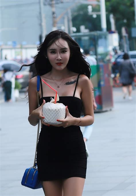 时尚街拍：北京三里屯不仅出美女，也出女神，今天就遇到一位！|三里屯|白皙|姑娘_新浪新闻