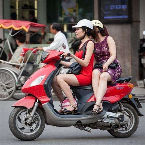 坐摩托车时，为什么有些女生要侧坐而不跨腿坐？骑士道出了缘由