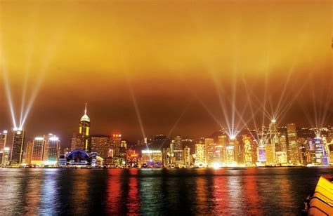 群星演唱《东方之珠》现场：祝香港回归25周年，听得观众热泪盈眶_腾讯视频