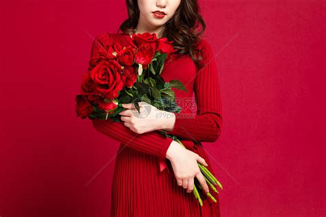 美女抱着玫瑰花高清图片下载-正版图片501160449-摄图网