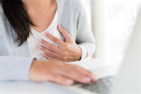 胸部疼痛的女人图片-包图网企业站