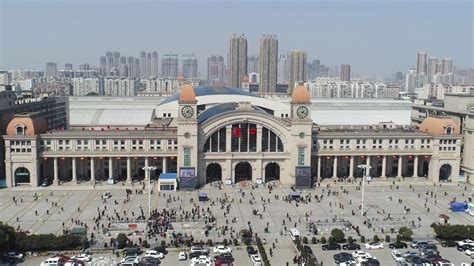 中国第一高铁站武汉站夜景全貌高清图片下载-正版图片500491980-摄图网