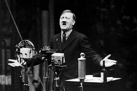 二战德国纳粹头子希特勒是如何迈向权力巅峰的？用口才征服德国人