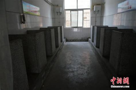 东方第二中学一厕所无门且便池无遮挡物 引学生不满_手机新浪网