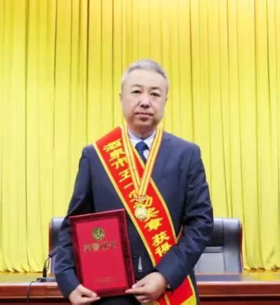 贾峻，荣获“甘肃省领军人才”、“酒泉市领军人才”、“酒泉市五一劳动奖章”，现任酒泉奥凯种子机械股份有限公司董事长。