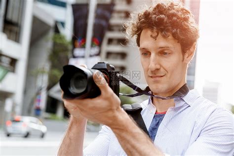 男摄影师拍照专业摄影师城市拍照高清图片下载-正版图片300215133-摄图网