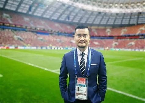 知名足球解说员徐阳晒出自己主持欧洲杯节目的照片