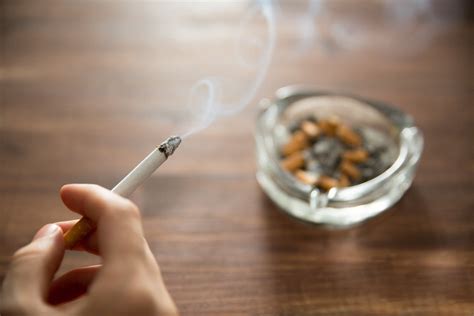 起床30分钟内就抽烟的人，把自己的肺癌风险提高了八成！-中国控制吸烟协会