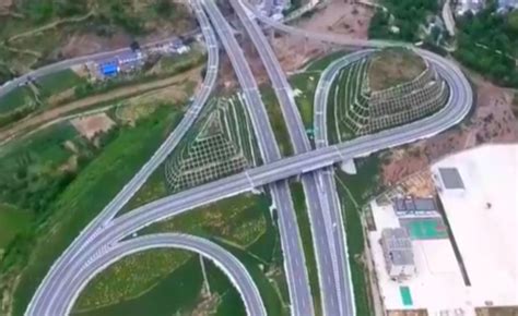 柳工“无人驾驶”设备集群助力甘肃高速公路建设