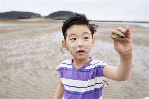 在海边捡石子的小孩高清图片下载-正版图片502217752-摄图网