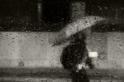 雨中男人背影伤感图片
