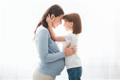 爱着小女儿拥抱她年轻母亲的怀抱高清图片下载-正版图片506365293-摄图网