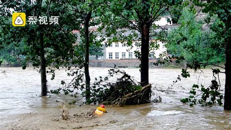 开屏新闻-暴雨中一男子被洪水围困，德宏移民管理警察紧急救援