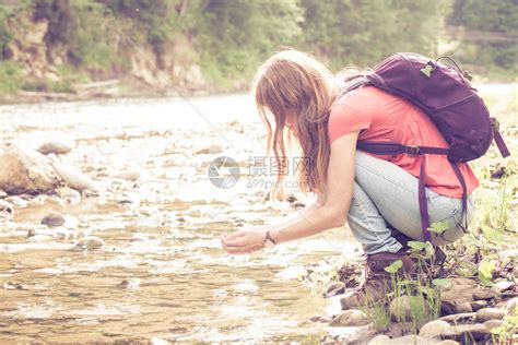 从河水中饮水的女人高清图片下载-正版图片303493698-摄图网
