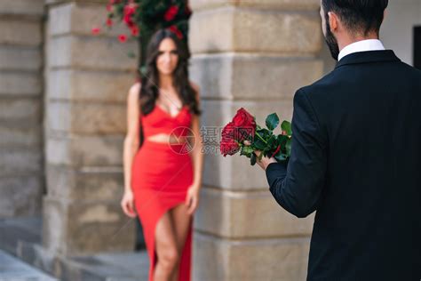 一个男人在浪漫约会时给一个女人束红玫瑰的背影热情花朵幸福高清图片下载-正版图片307966512-摄图网