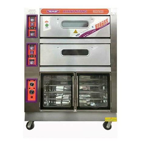 自信的年轻修理工测量烤箱宽度高清图片下载-正版图片503404225-摄图网