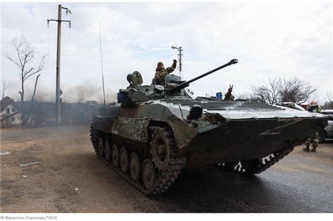 俄罗斯教训北约，一个装甲师卡死德国坦克部队，别想前进一 步|装甲师|坦克|俄罗斯_新浪新闻