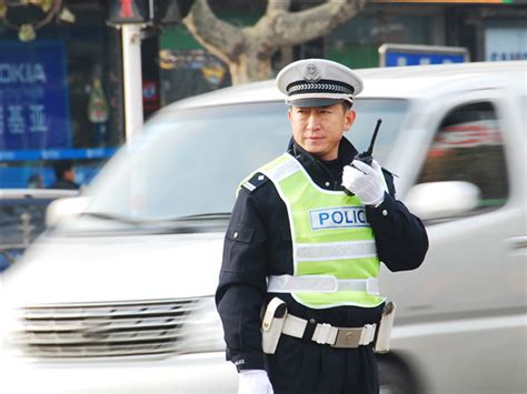 汉中市交警支队支队长王群智看望慰问交警一大队一线执勤民警|天汉|支队长|大队_新浪新闻