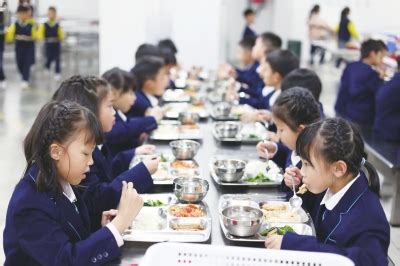 校领导要与学生一起用餐 探访：武汉落实的怎么样？_湖北频道_凤凰网
