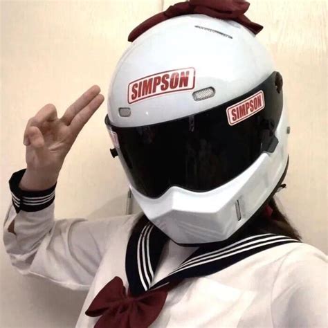 甜美女生头像带头盔