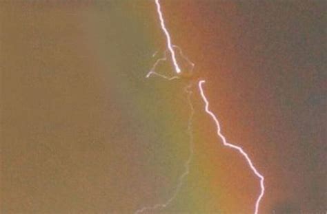 摄影师拍下罕见照片：闪电沿彩虹而下击中波音747客机（图）——人民政协网
